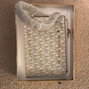 A brand new Micheal Kors hand wallet